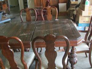 lot 1148 image: Dining table with 6 chairs 2 of which are  captain chairs,  needs  cleaning,  very sturdy