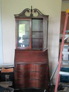 lot 1175 image: VINTAGE CHIPPENDALE STYLE SERPENTINE SECRETARY DESK BOOKCASE - 1950S
