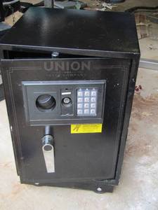 lot 1187 image: union safe with key