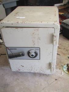 lot 1204 image: safe no combo no key