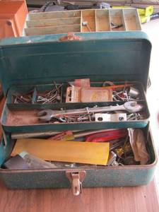 lot 1095 image: green tool box with misc. items