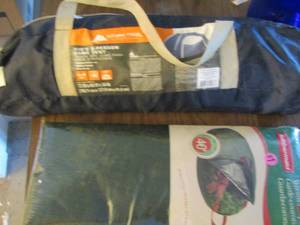 lot 1227 image: kids tent and a wreath bag