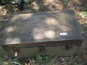 lot 1251 image: small METAL Trunk