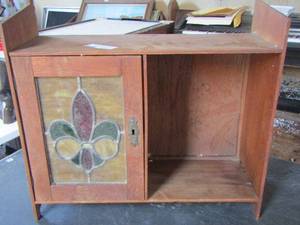 lot 1352 image: small wooden shelf with one broken door