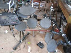 lot 1357 image: DTX DRUM TRIGGER MODULE  W ELCTRIC DRUMS SET