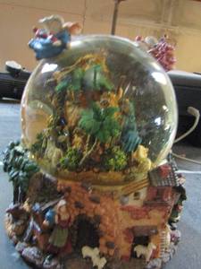 lot 1364 image: decorative snow globe