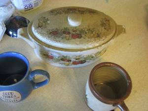 lot 1673 image: qty 2 coffee cups, covered dish