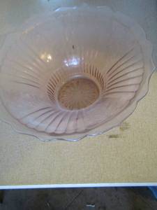 lot 1674 image: pink glass fruit bowl