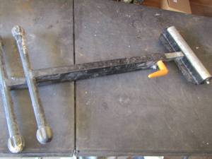 lot 1714 image: ROLLER ON STAND FOR USE WITH SAWS METAL OF LENGTH