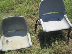 lot 1736 image: qty 2 plastic chairs
