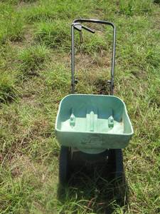 lot 1738 image: Scotts turf builder seed spreader