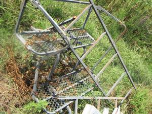 lot 1746 image: deer tree stand - seats 2  with ladder
