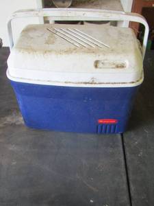 lot 1751 image: Rubbermaid small blue cooler