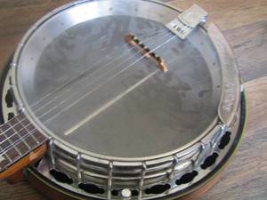 lot 511 image: ALVEREZ  DELUXE BANJO WITH RESONATOR (871)
