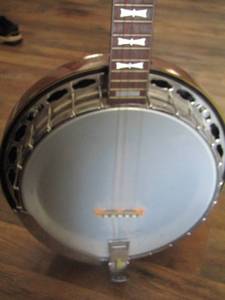 lot 514 image: 4 STRING BANJO WITH ROSEWOOD RESONATOR