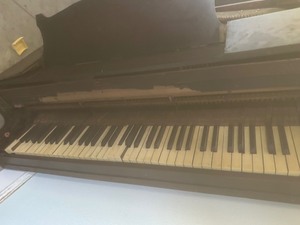 lot 1566 image: Harpsicor 45 deep will need legs  pedestal and top reattach and screws