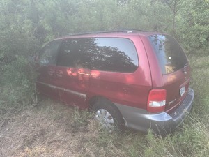 lot 24 image: 2005 KIA SEDONA  ( will need to be towed - Executor to provide title by auction closing)