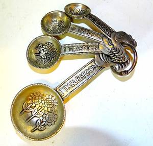 lot 21 image: VINTAGE GANZ EMBOSSED METAL FARMHOUSE MEASURING SPOONS