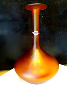 lot 45 image: BEAUTIFUL GLASS VASE