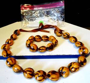 lot 55 image: RARE $$$ - VINTAGE 1980S HAWAIIAN KUKUI NUT SEED POD NECKLACE AND BRACELET (CHECK COMPS)