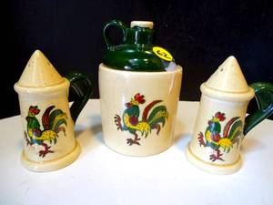 lot 63 image: RARE VINTAGE METLOX CERAMICS - POPPYTRAIL HOMESTEAD SALTPEPPER, AND SUGAR JUG $$