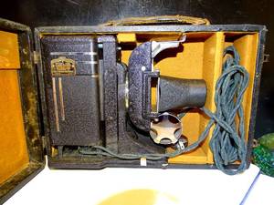 lot 71 image: RARE ANTIQUE PICTUROL PROJECTOR MODEL AAA wACCESORIES AND HARD CASE $$$