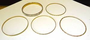lot 85 image: LOT OF 5 GOLD TOME BANGLE BRACELETS AS SHOWN