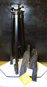 lot 93 image: NEW - MUKIN LIGHTWEIGHT CAMERA TRIPOD WITH CARRYING CASE