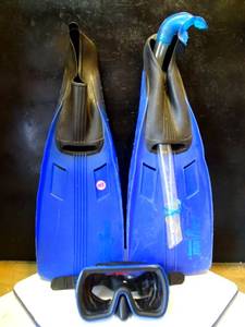 lot 103 image: SCUBASNORKEL SET - DACOR TEMPERED LENS MASK, SEA QUEST FINS, AND SNORKLE (BLUE)