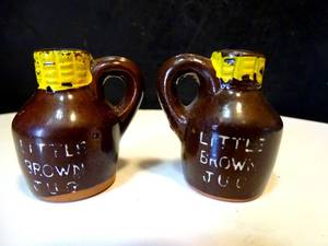 lot 113 image: VINTAGE Vintage Made In Japan Little Brown Jug Salt and Pepper Shakers 3.5 Tall