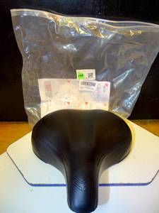 lot 174 image: NEW - CROTICE BIKE SEAT WITH WRENCH TOOLS $$