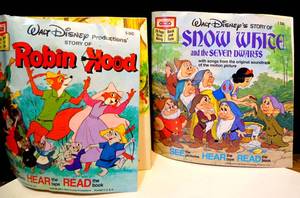 lot 204 image: LOT OF 2 - VINTAGE WALT DISNEY HEAR AND READ WITH CASSETTES (ROBIN HOOD & SNOW WHITE)