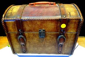 lot 275 image: LARGE AWESOME STORAGE BOX WITH HINGED LID - GREAT FOR JEWELRY BOX