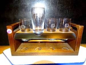 lot 286 image: AWESOME DALLAS MAVERICKS GLASS TUMBLER WITH WOODEN DISPLAY STAND - ETCHED LOGOS
