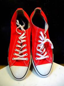 lot 320 image: ORIGINAL MENS CHUCK TAYLOR CONVERSE LOW TOPS - RED - SIZE 13 - GREAT TREAD $$