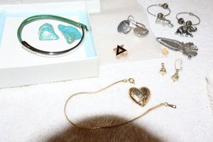 lot 105 image: Jewelry Acrylic andor plastic