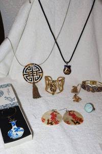 lot 123 image: Jewelry Asian themed, see all photos for individual pieces