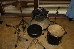 lot 14 image: Partial drum set as shown, see photos