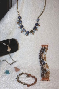 lot 62 image: Jewelry stone jewelry, beads and pieces as shown