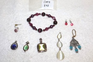 lot 67 image: Jewelry cats eye jewelry