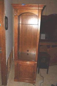 lot 19 image: Display cabinet with glass shelves