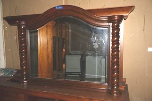lot 20 image: Large dresser top mirror only (heavy - bring help to remove)