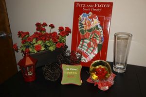 lot 189 image: Christmas dcor includes Fitz and Floyd snack plate