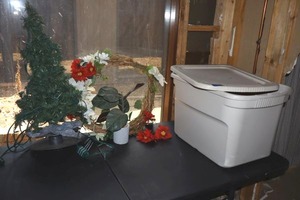 lot 247 image: Mini Christmas tree, wreath, and tote