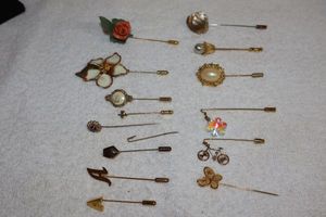 lot 94 image: Jewelry pins