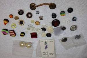 lot 95 image: Jewelry buttons