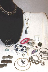 lot 71 image: Jewelry Misc. pieces and single earrings