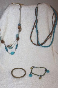 lot 73 image: Jewelry wood bead jewelry