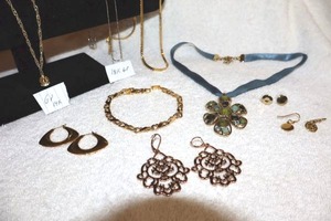 lot 79 image: Jewelry Gold plated items