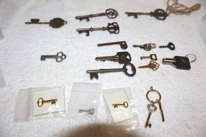 lot 84 image: Jewelry keys, pins, and pendant